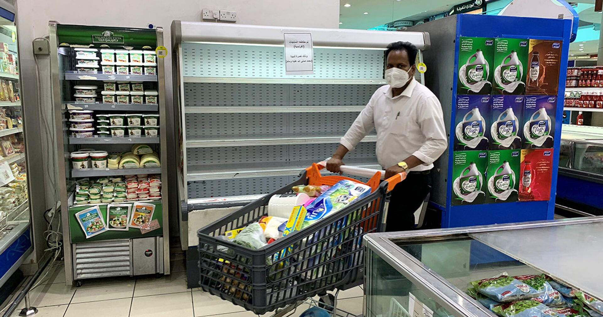 Покупатель в супермаркете в Кайфане, Кувейт - ИноСМИ, 1920, 29.10.2020