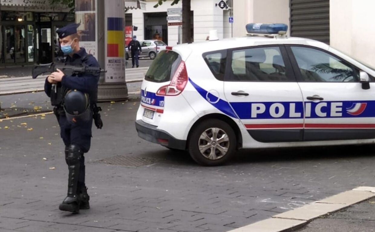 полицейские машины во франции
