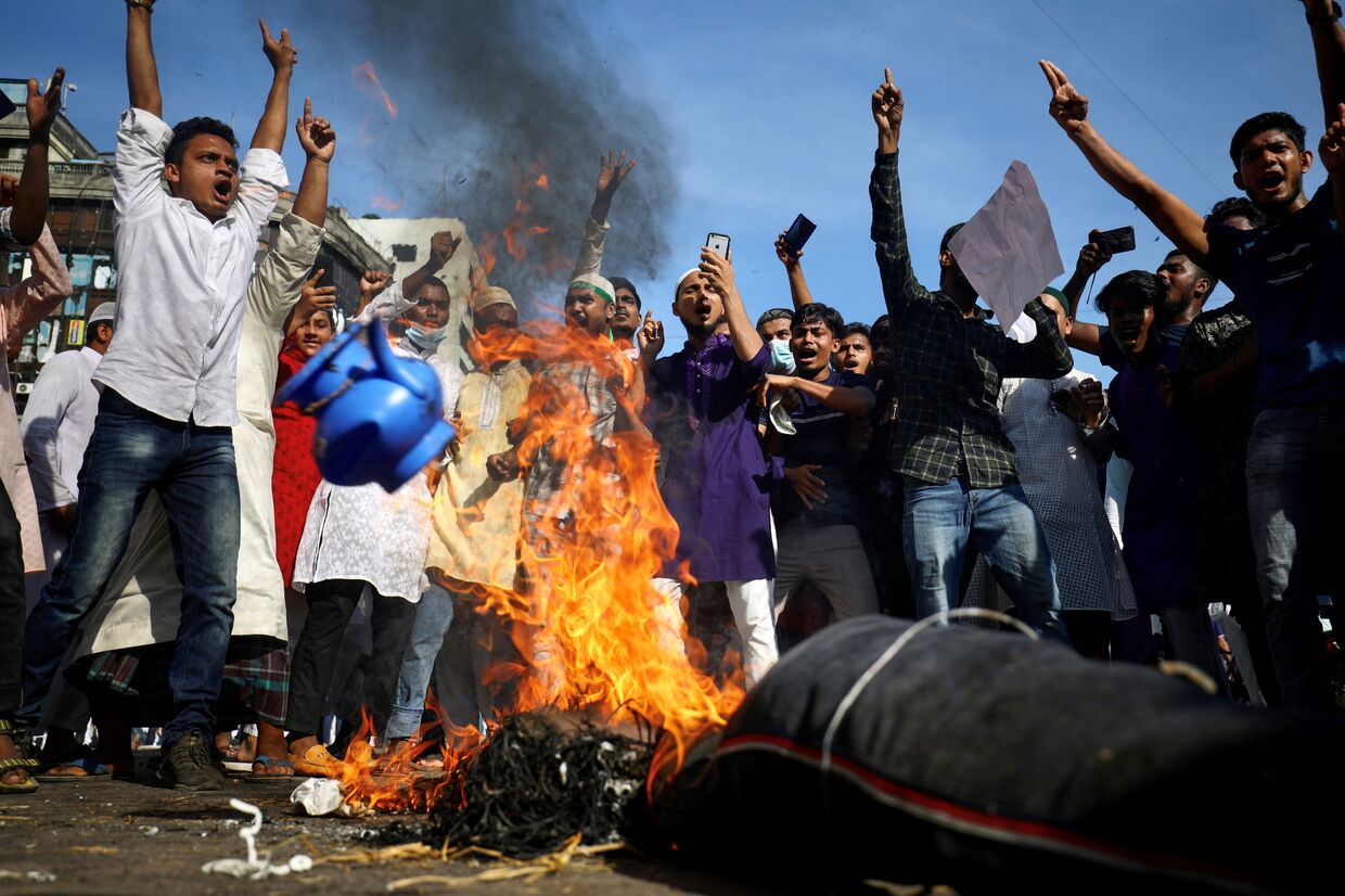 30 октября 2020. Мусульмане в Дакке, Бангладеш, сжигают чучело, изображающее президента Франции Эммануэля Макрона