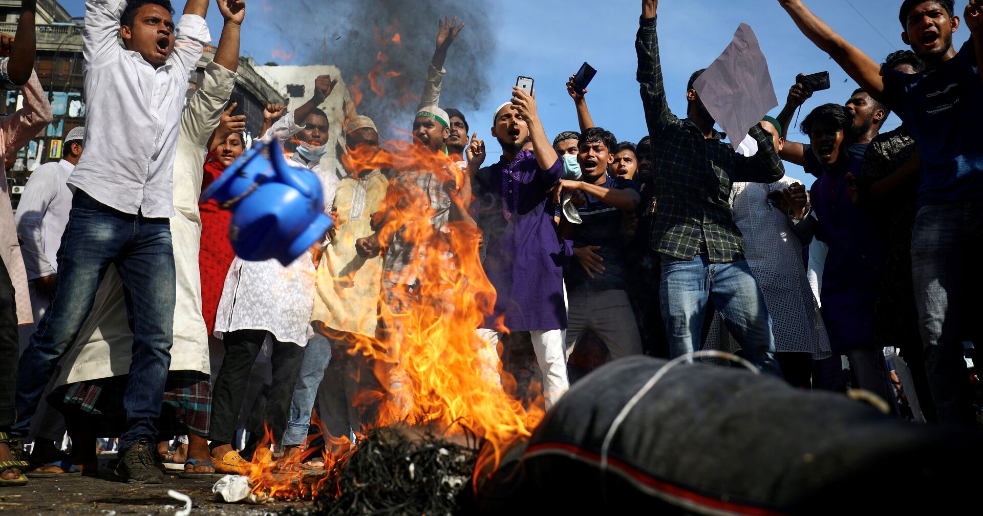 30 октября 2020. Мусульмане в Дакке, Бангладеш, сжигают чучело, изображающее президента Франции Эммануэля Макрона - ИноСМИ, 1920, 06.11.2020