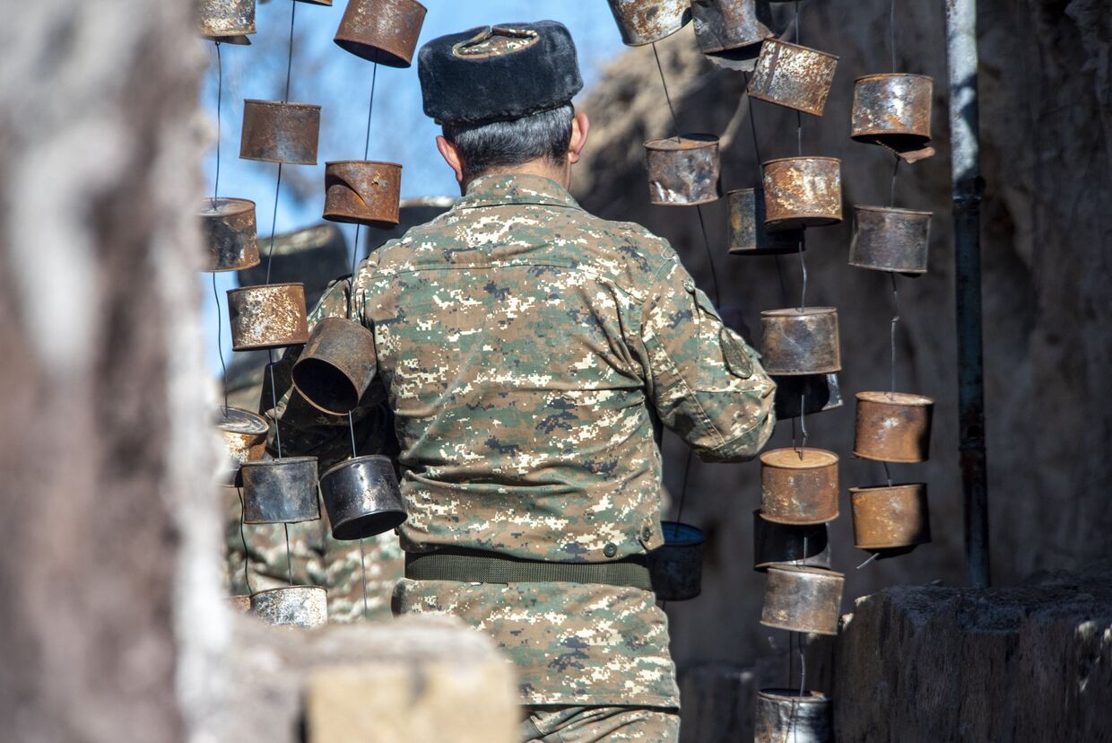 Военнослужащий на армяно-азербайджанской границе.