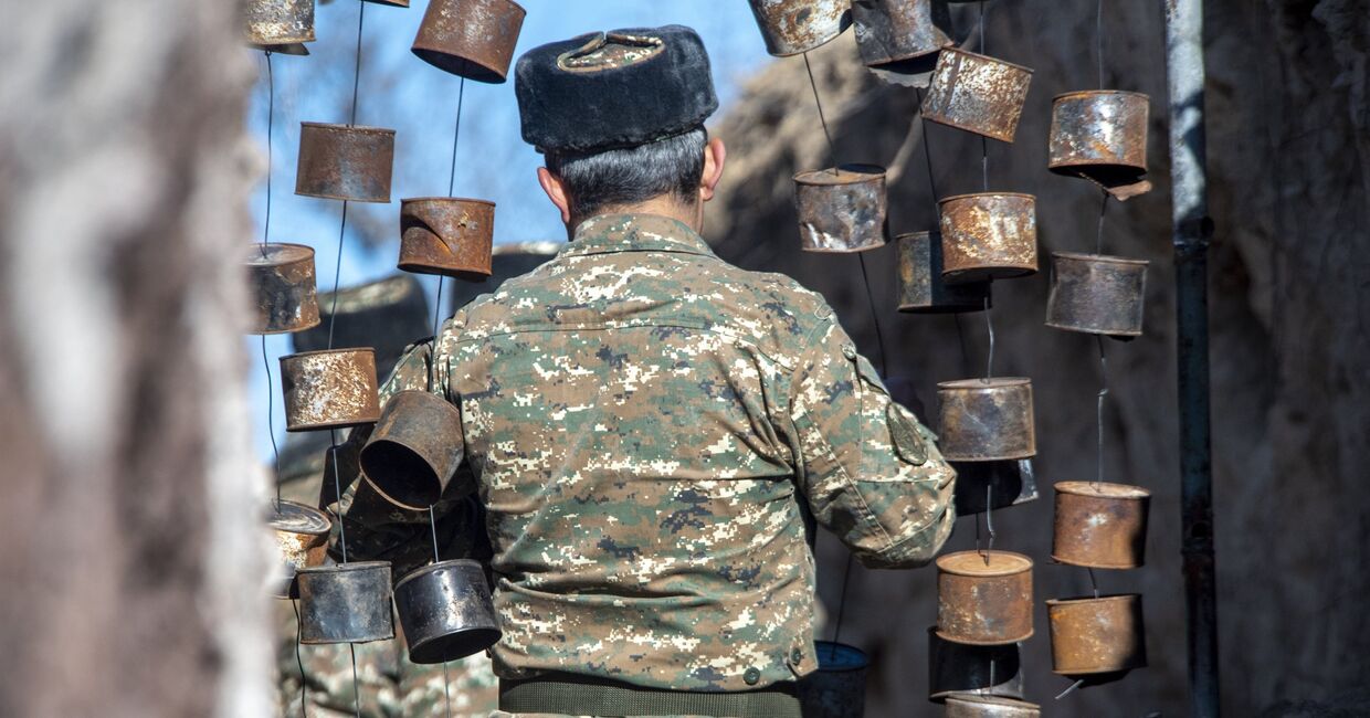 Военнослужащий на армяно-азербайджанской границе.