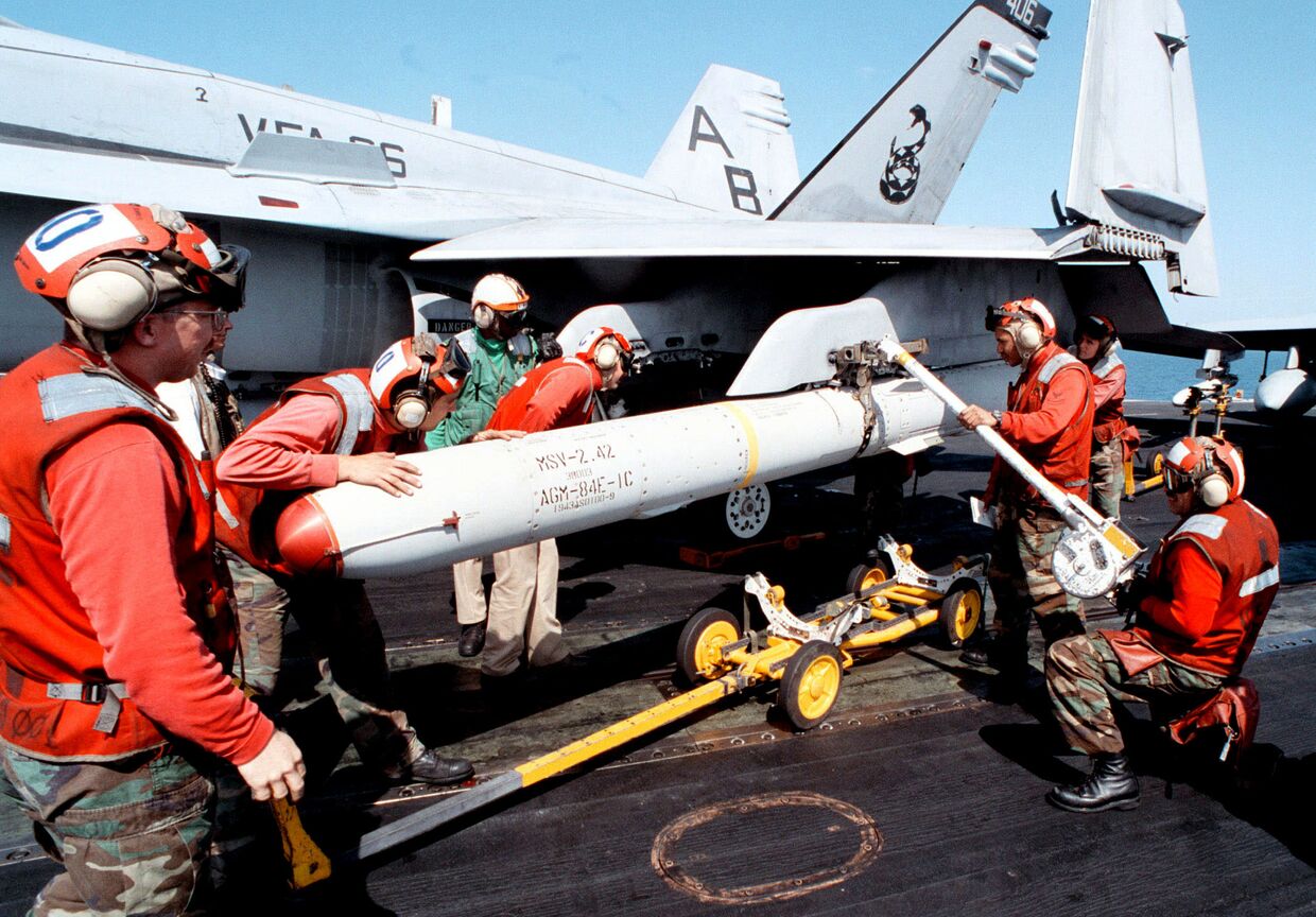 Ракета SLAM на подвеске F/A-18C Hornet