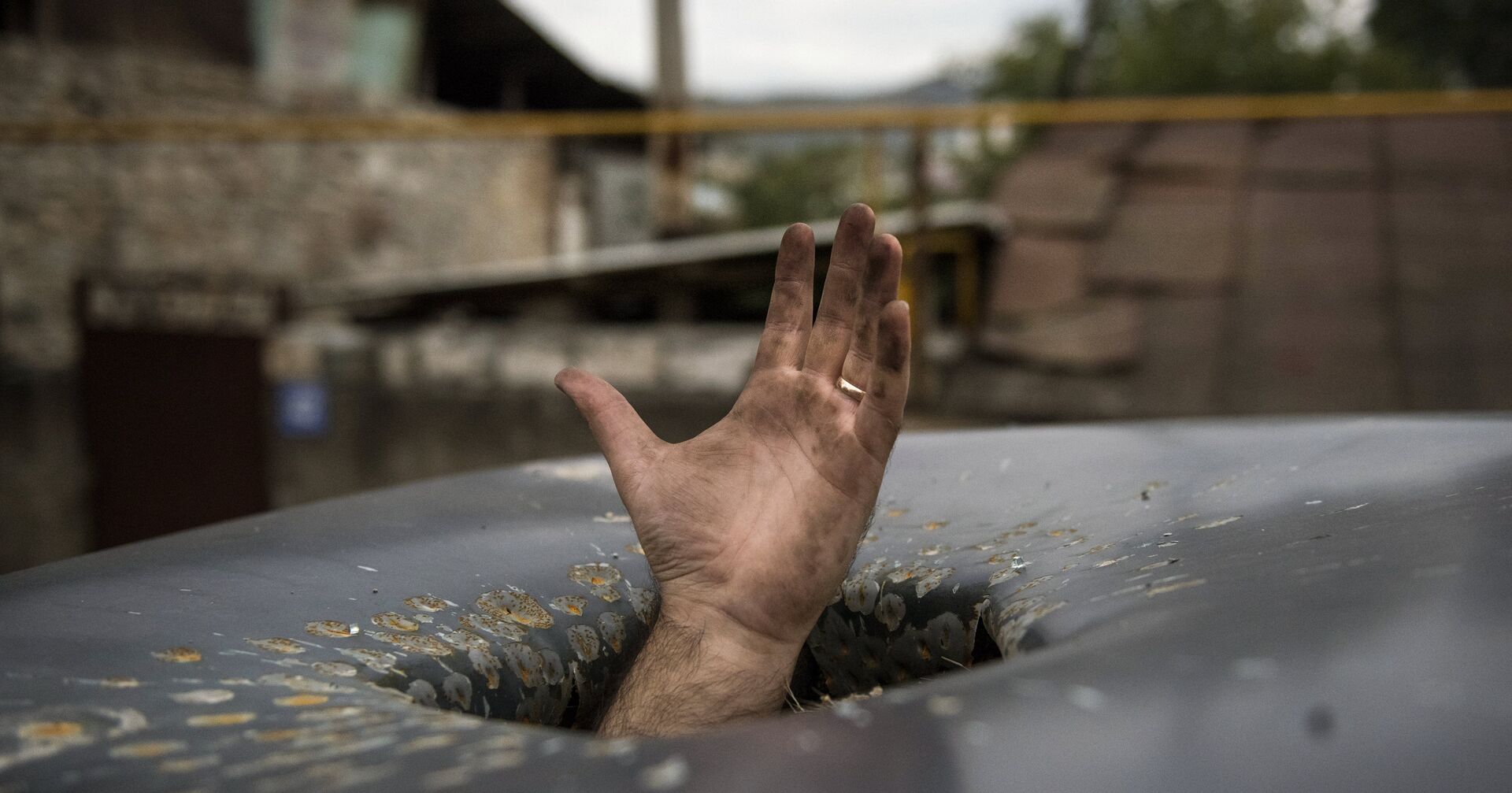 Пробоина в крыше автомобиля, появившаяся в результате обстрелов Степанакерта в Нагорном Карабахе - ИноСМИ, 1920, 07.11.2020