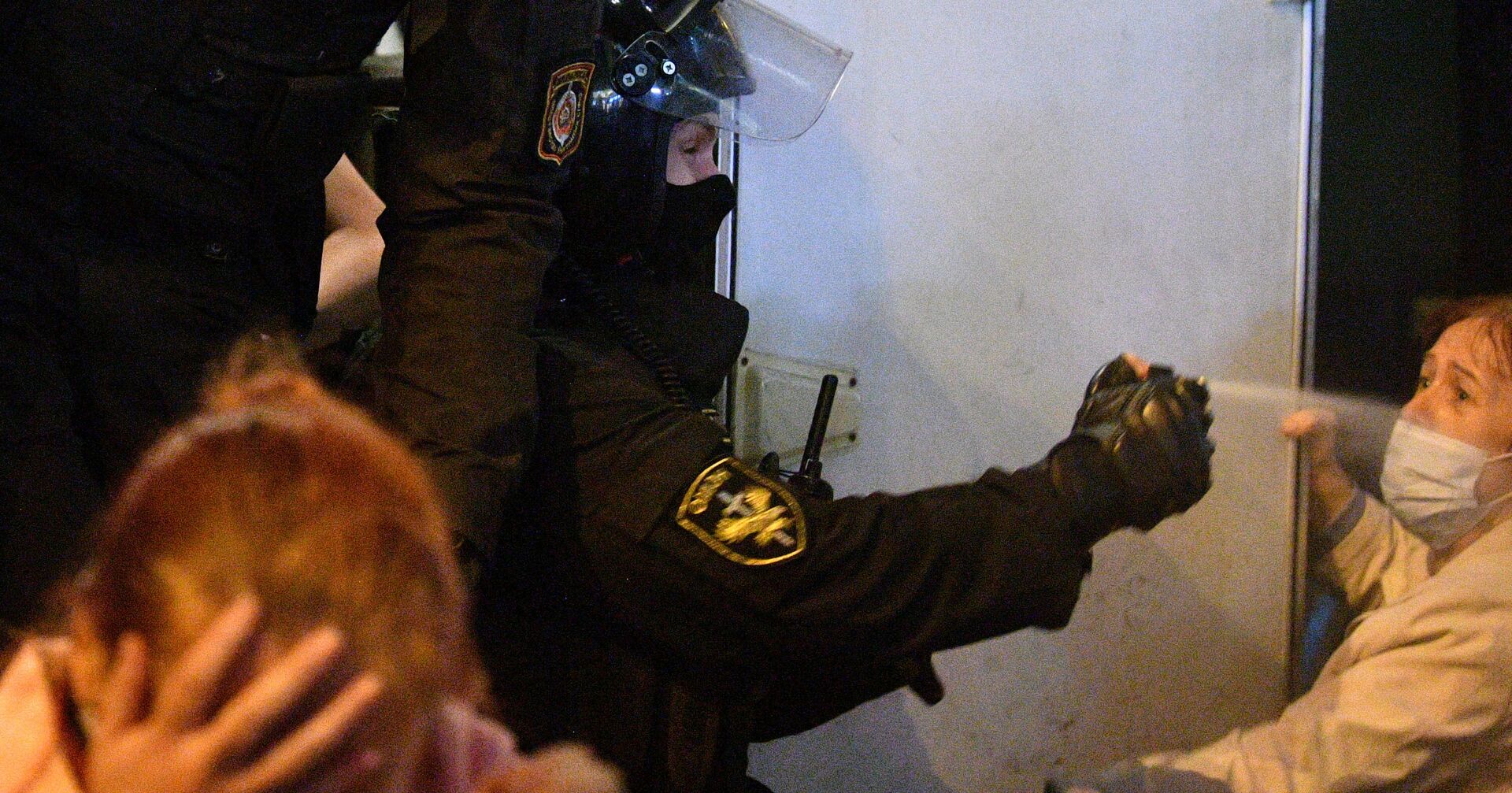 Сотрудник ОМОНа применяет баллончик со слезоточивым газом против участника акции протеста в Минске - ИноСМИ, 1920, 17.11.2020