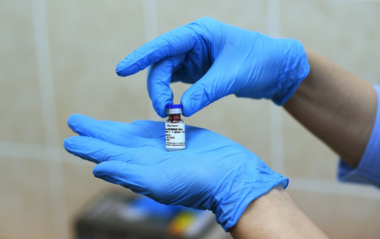 Медицинская сестра держит в руках вакцину Гам-Ковид-Вак
