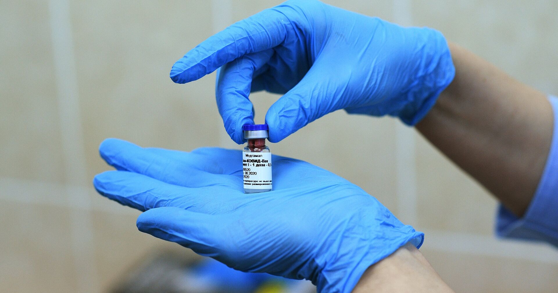 Рука вакцина. Вакцина в руках. Искусственная рука для вакцины.