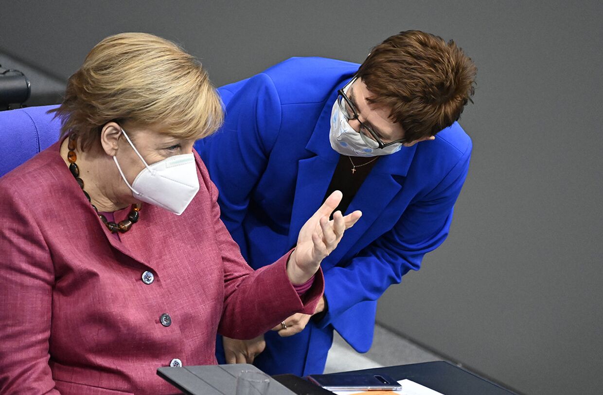Канцлер Германии Ангела Меркель и министр обороны Германии Аннегрет Крамп-Карренбауэр во время заседания бундестага