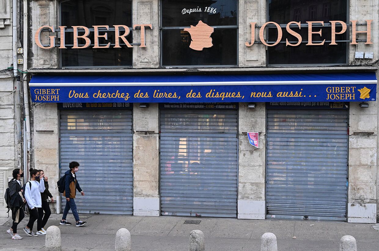 Витрина закрытого книжного магазина в Париже, Монпелье