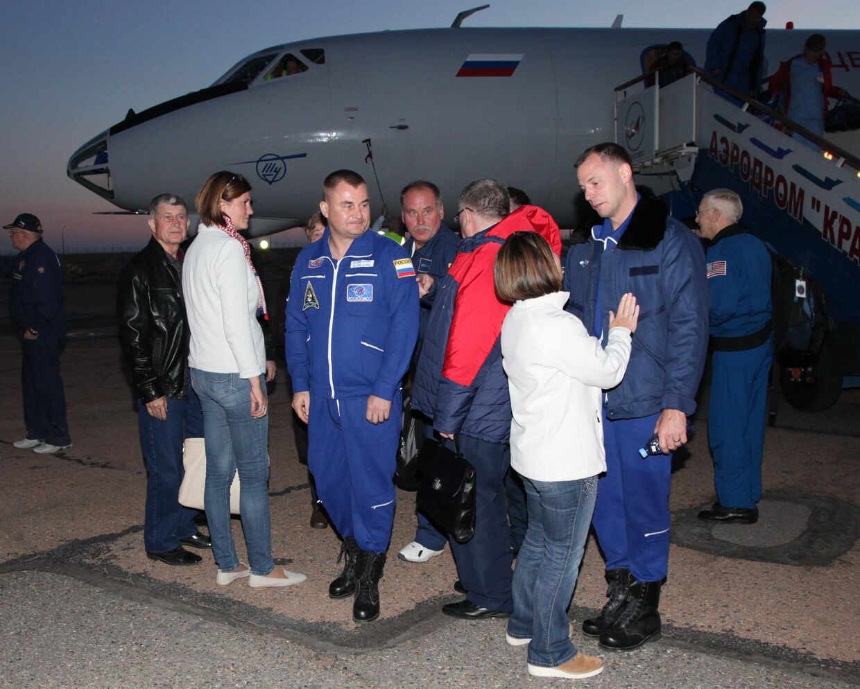 Космонавт Роскосмоса Алексей Овчинин и астронавт NASA Ник Хейг в аэропорту Байконура после аварийного запуска ракеты-носителя Союз-ФГ с кораблем Союз МС-10