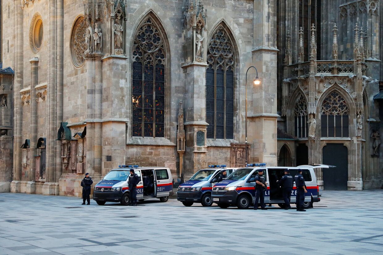 3 ноября 2020. Австрийская полиция после стрельбы в Вене