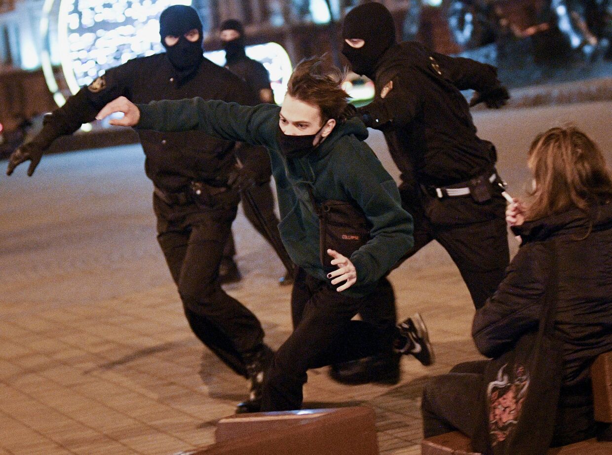 Сотрудники правоохранительных органов Белоруссии задерживают участника несанкционированной акции оппозиции в Минске