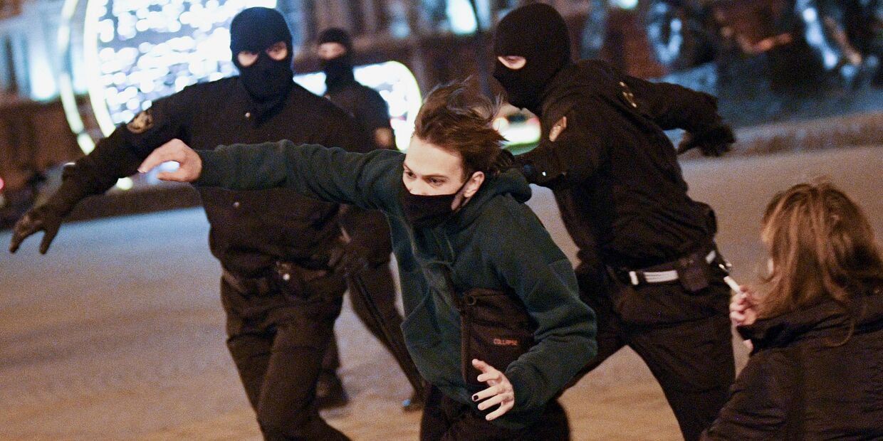 Сотрудники правоохранительных органов Белоруссии задерживают участника несанкционированной акции оппозиции в Минске