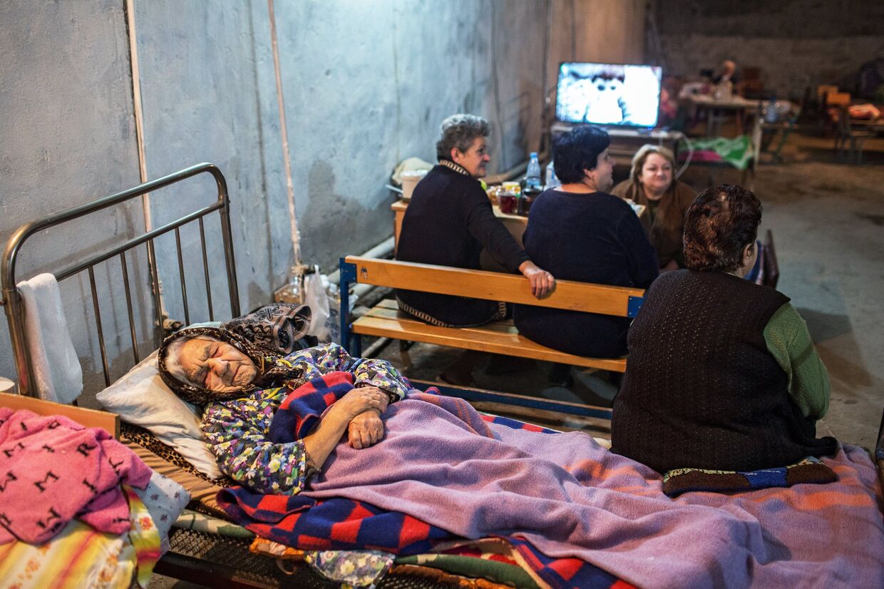 Жители Степанакерта в одном из убежищ