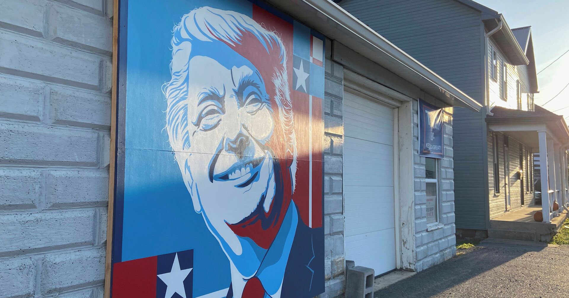 3 ноября 2020. Граффити с изображением Дональда Трампа в Пенсильвании, США - ИноСМИ, 1920, 04.11.2020
