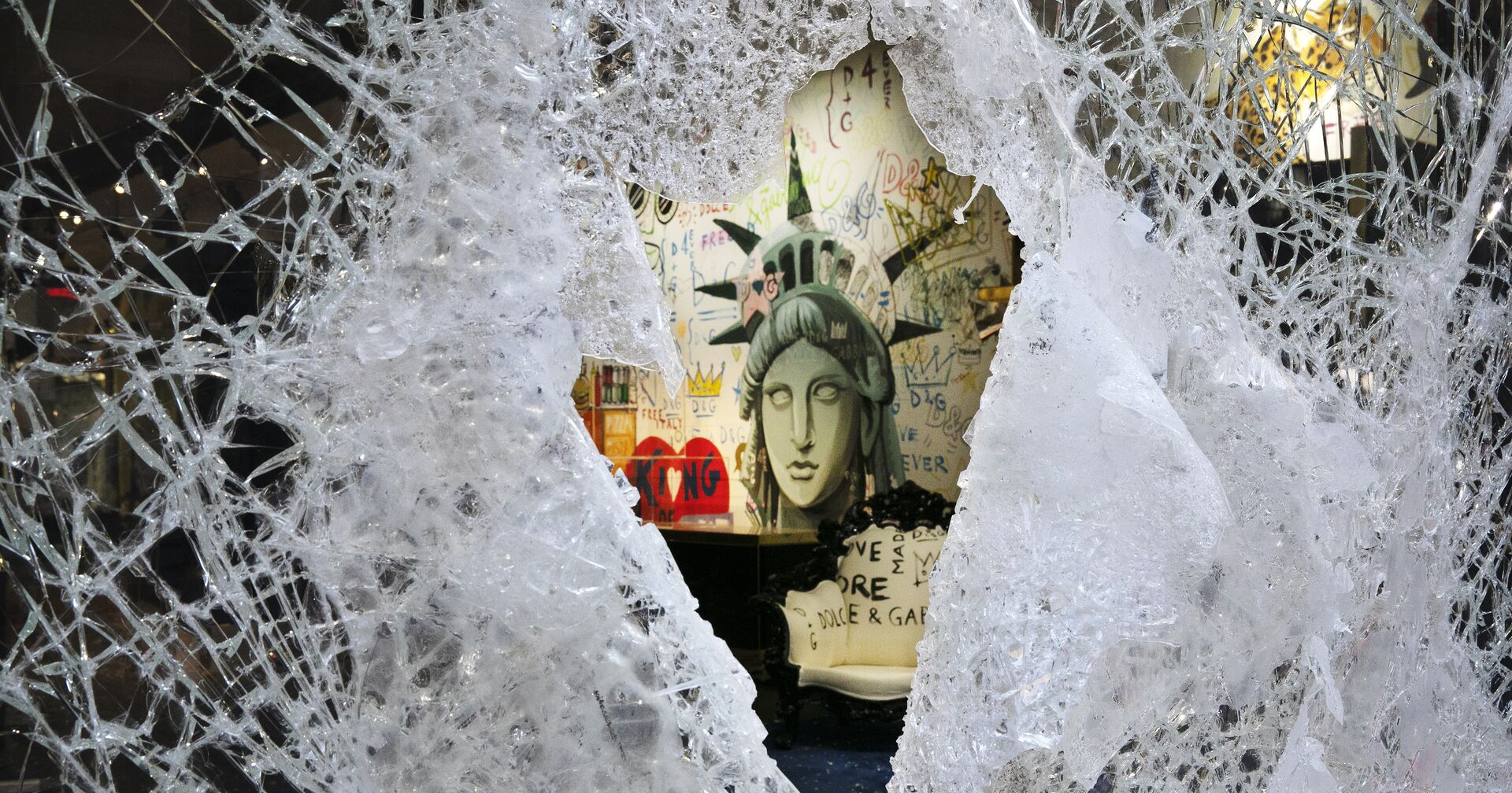 Граффити, изображающее лицо Статуи свободы, через разбитую витрину магазина в Нью-Йорке, США - ИноСМИ, 1920, 06.11.2020