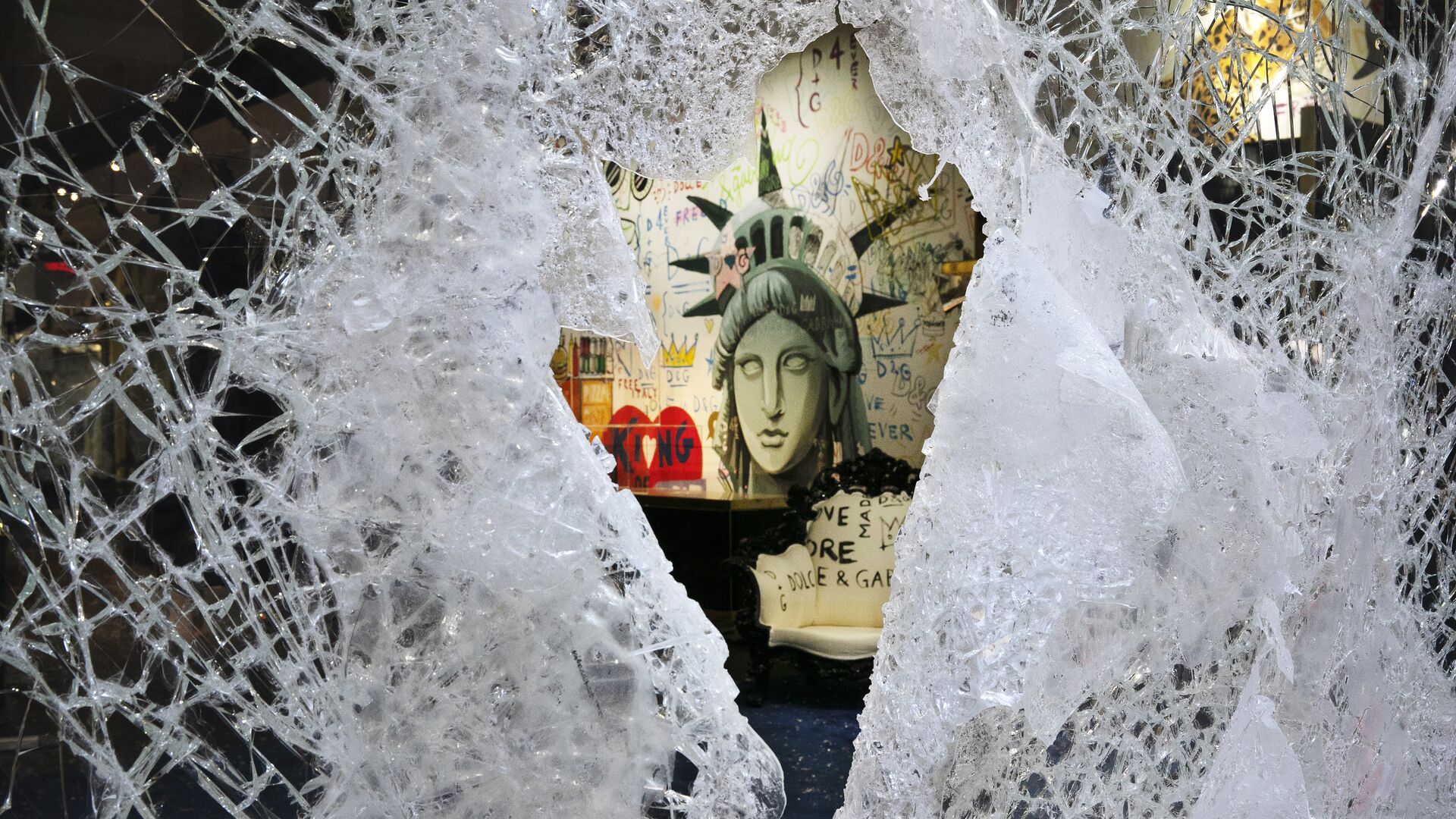Граффити, изображающее лицо Статуи свободы, через разбитую витрину магазина в Нью-Йорке, США - ИноСМИ, 1920, 20.06.2023