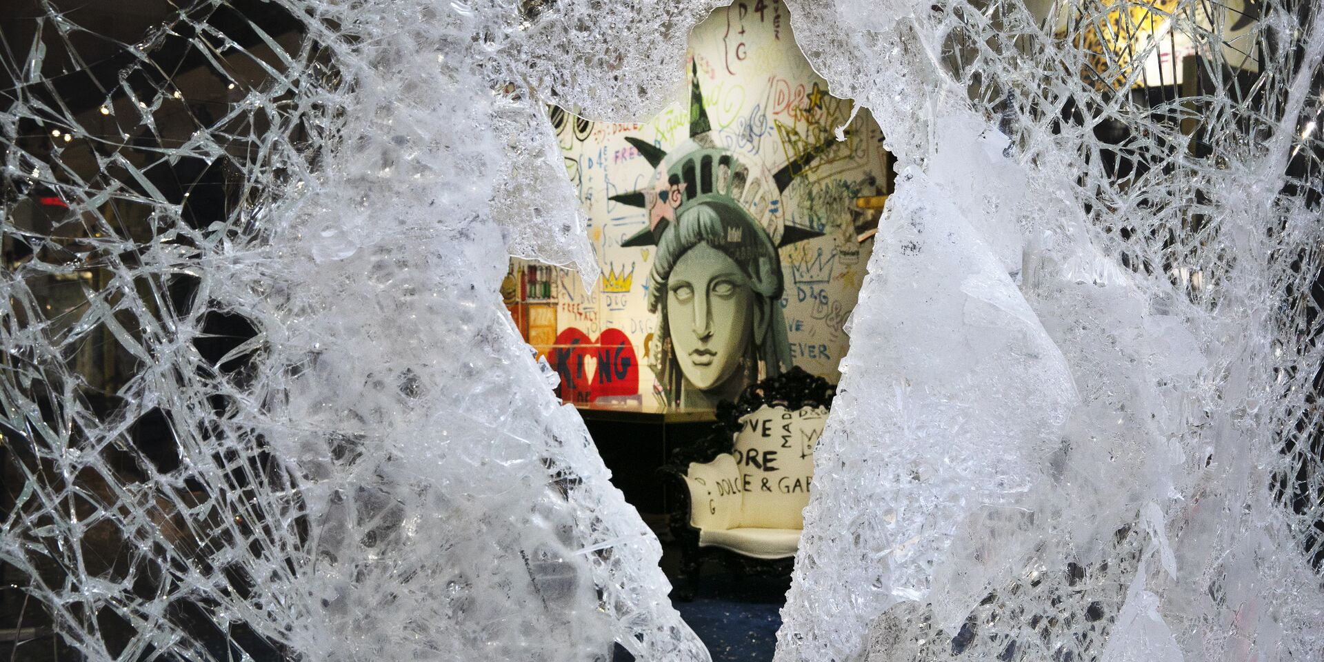 Граффити, изображающее лицо Статуи свободы, через разбитую витрину магазина в Нью-Йорке, США - ИноСМИ, 1920, 19.07.2021
