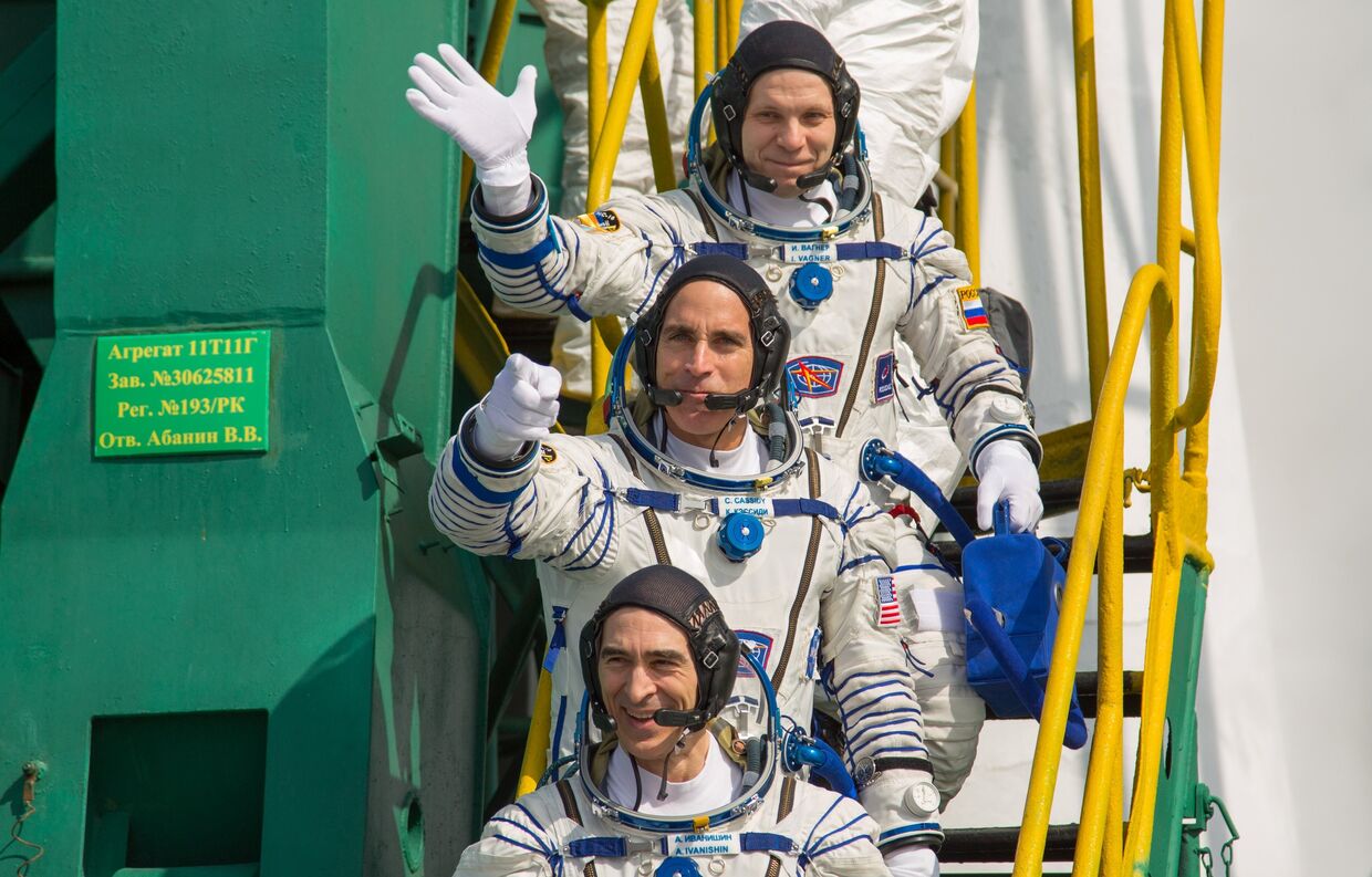 Члены экипажа МКС-63 космонавт Роскосмоса Анатолий Иванишин, астронавт НАСА Кристофер Кэссиди и космонавт Роскосмоса Иван Вагнер (снизу вверх)