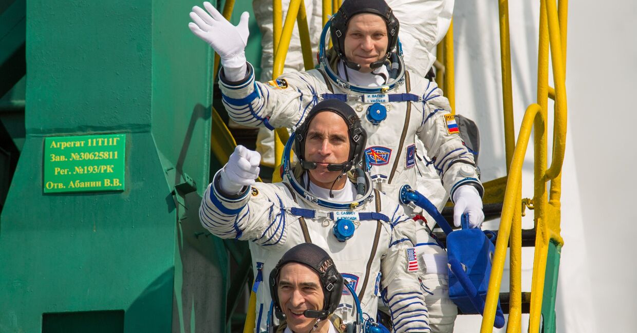 Члены экипажа МКС-63 космонавт Роскосмоса Анатолий Иванишин, астронавт НАСА Кристофер Кэссиди и космонавт Роскосмоса Иван Вагнер (снизу вверх)