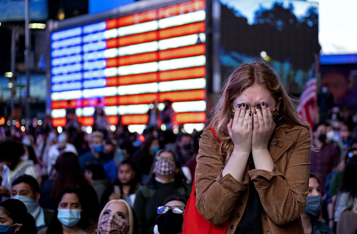 Сторонники Джо Байдена на площади Таймс-Сквер в Нью-Йорке