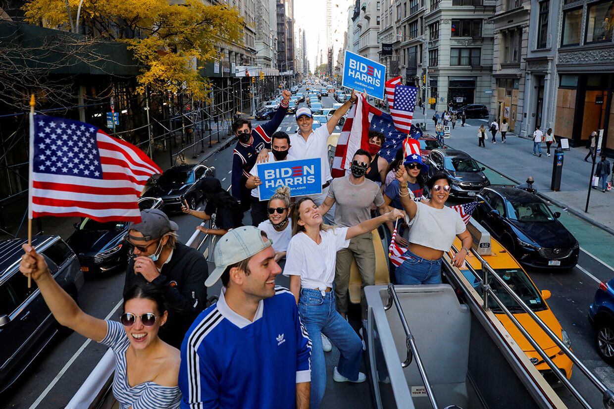 Жители Нью-Йорка празднуют победу Джо Байдена