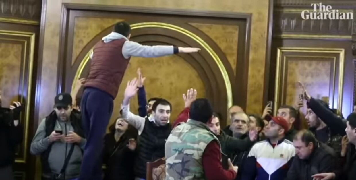 Разъяренная толпа врывается в здание армянского парламента после того, как премьер-министр соглашается на договор по Нагорному Карабах