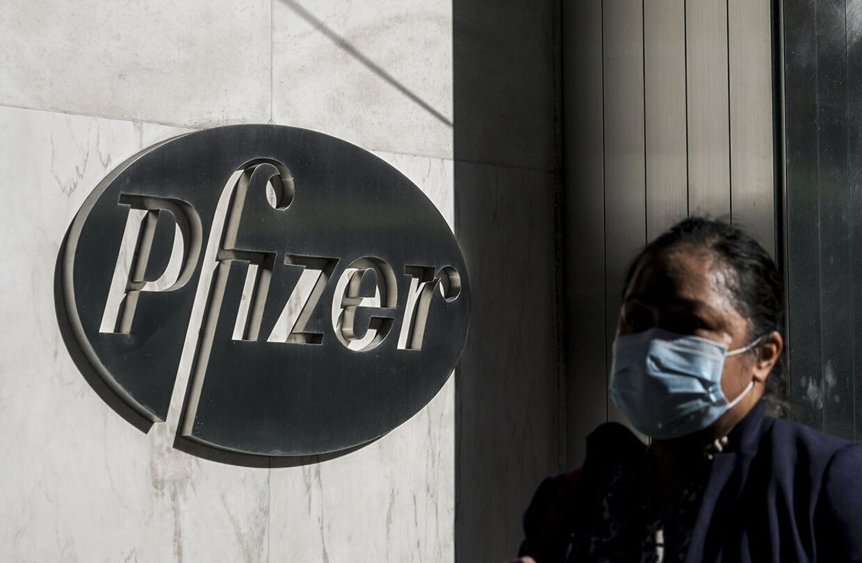 Логотип на здании штаб-квартиры Pfizer в Нью-Йорке