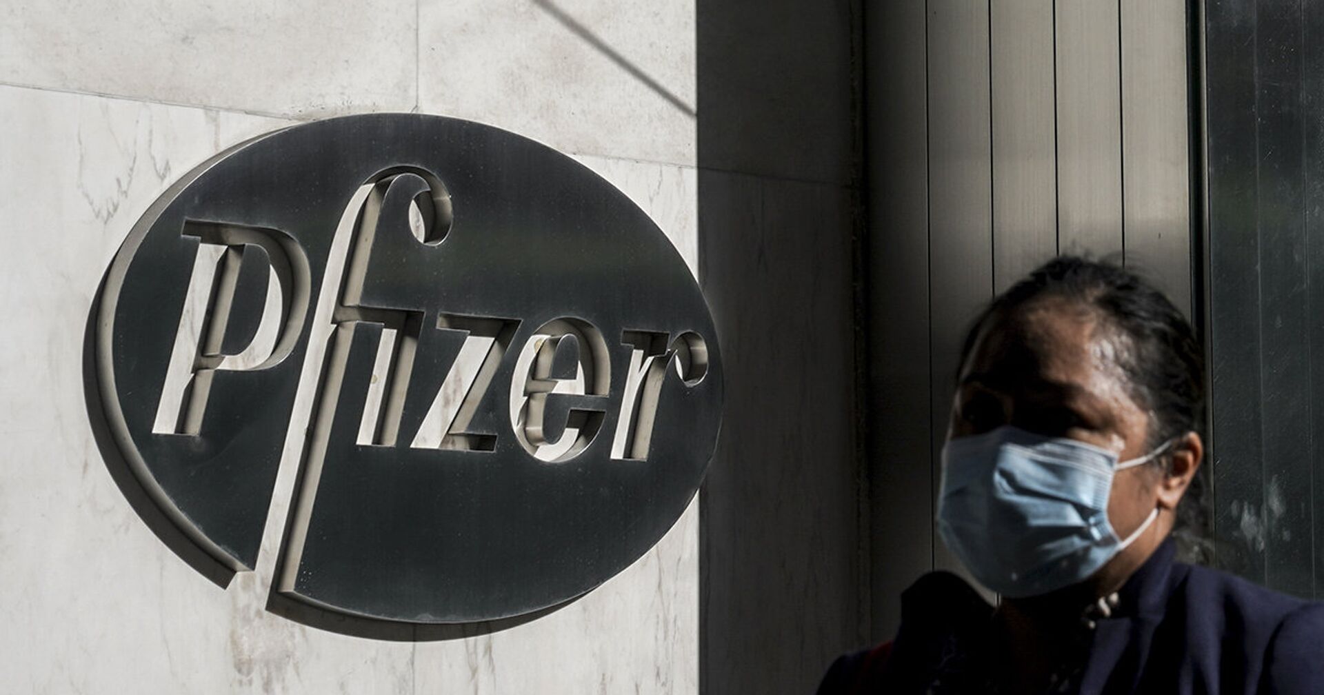 Логотип на здании штаб-квартиры Pfizer в Нью-Йорке - ИноСМИ, 1920, 04.03.2021