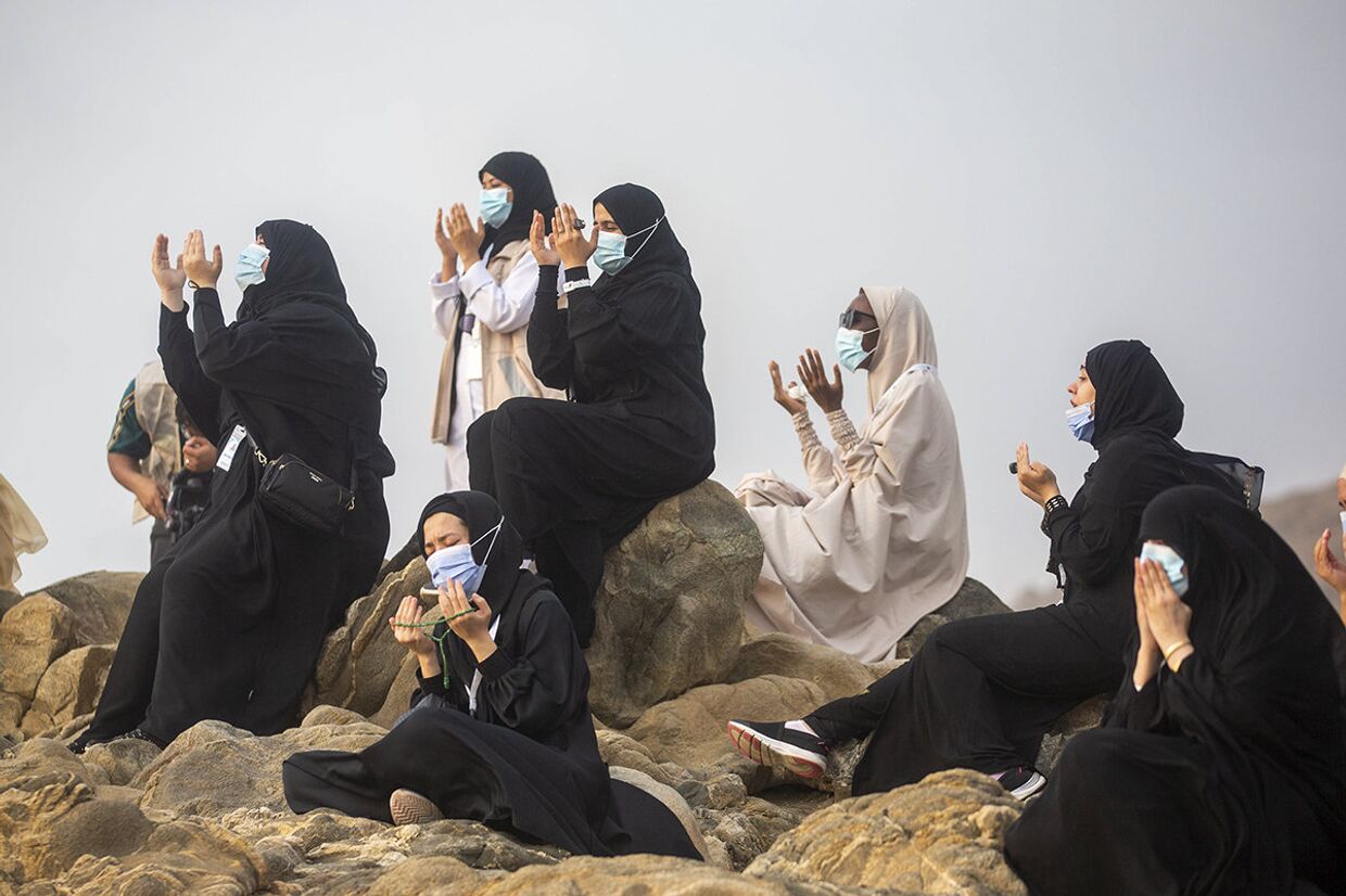 Мусульманские паломники молятся во время хаджа близ города Мекка, Саудовская Аравия