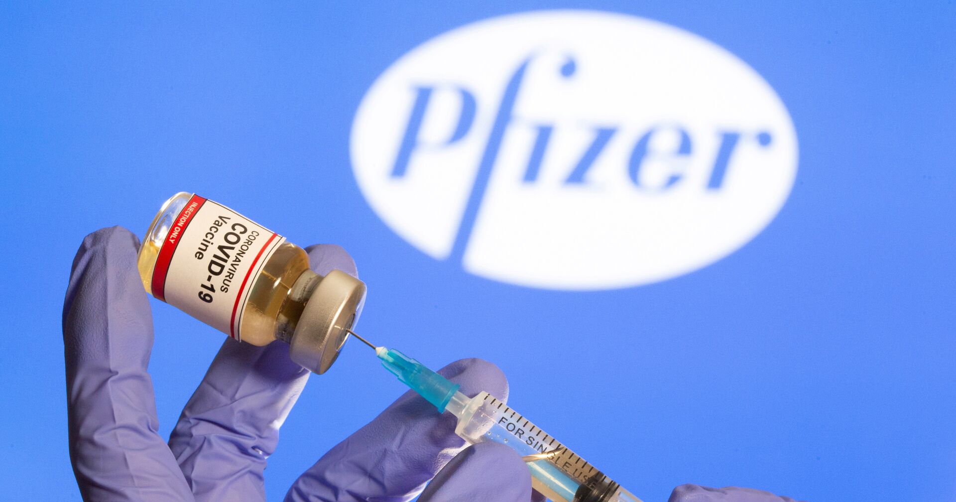 30 октября 2020. Медработник набирает препарат на фоне логотипа Pfizer - ИноСМИ, 1920, 18.11.2020