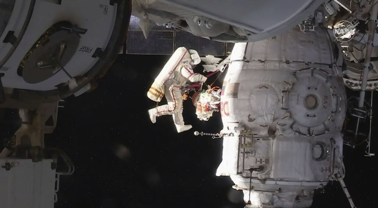 Российский космонавт Олег Кононенко во время выхода в открытый космос за пределами Международной космической станции