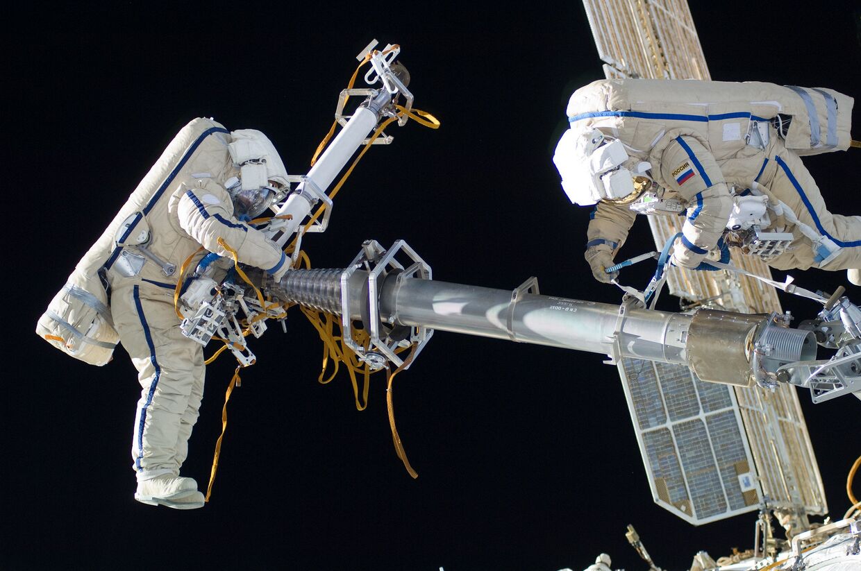 Космонавты во время ремонта МКС