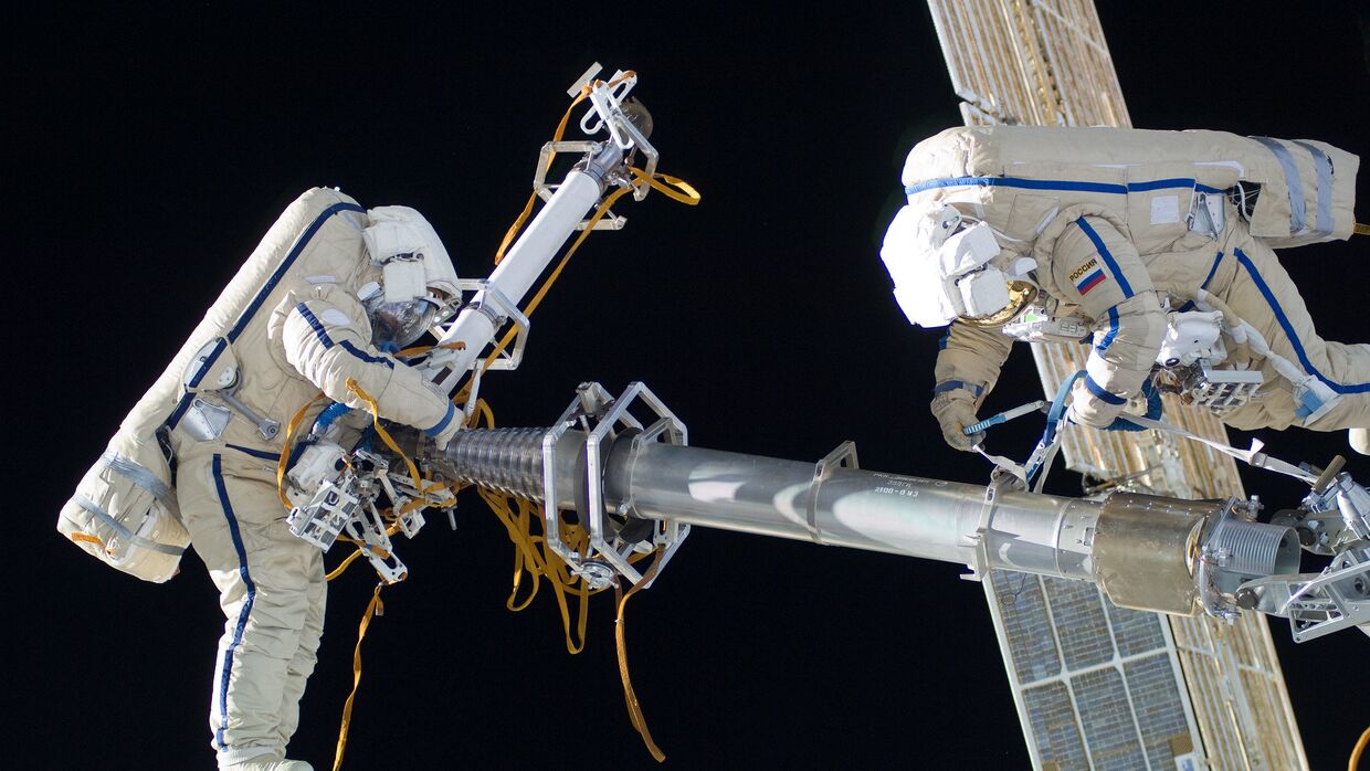 Космонавты во время ремонта МКС