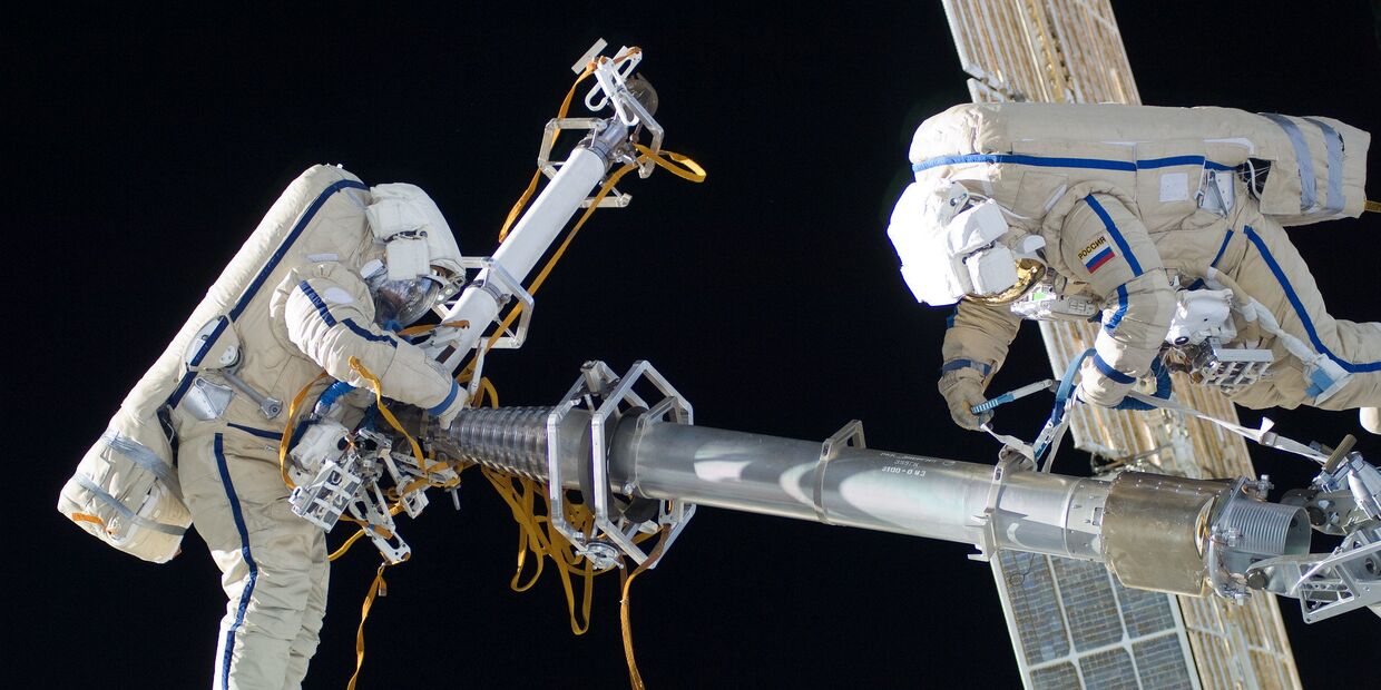 Космонавты во время ремонта МКС