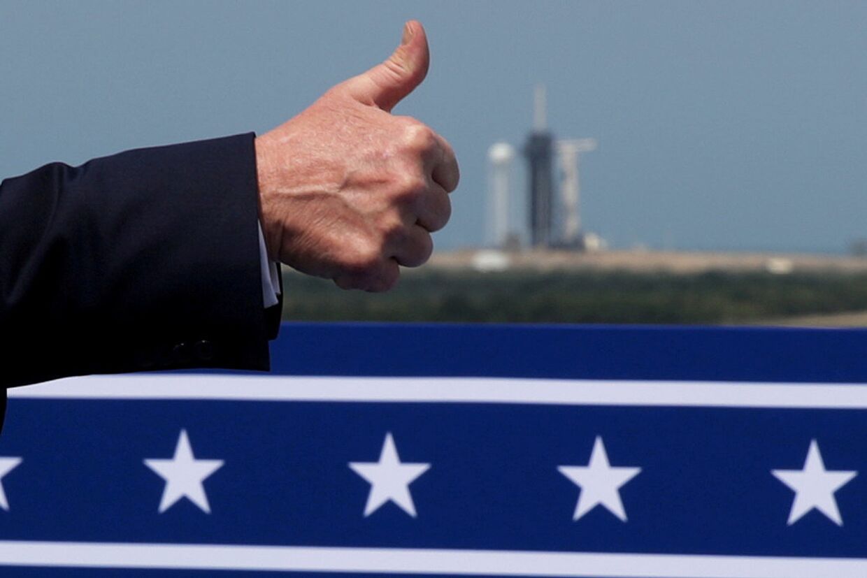 Дональд Трамп показывает большой палец перед запуском ракеты SpaceX Falcon 9 с мыса Канаверал, штат Флорида