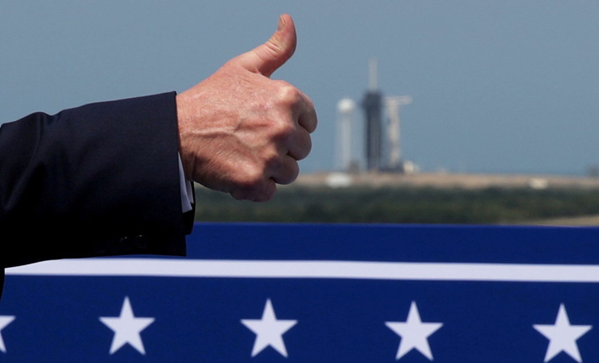 Дональд Трамп показывает большой палец перед запуском ракеты SpaceX Falcon 9 с мыса Канаверал, штат Флорида - ИноСМИ, 1920, 11.11.2020