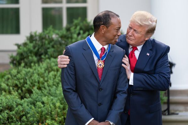 Президент США Дональд Трамп вручает Президентская медаль Свободы Тайгеру Вудсу в Розовом саду Белого дома