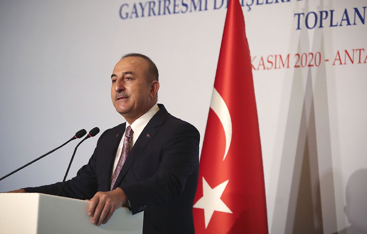 Министр иностранных дел Турции Мевлют Чавушоглу во время пресс-конференции