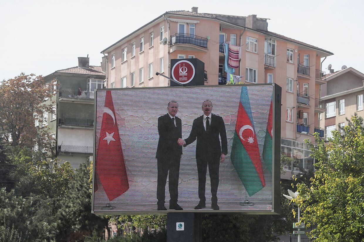 Президент Турции Реджеп Эрдоган и президентАзербайджана Ильхам Алиев на экране монитора в Анкаре