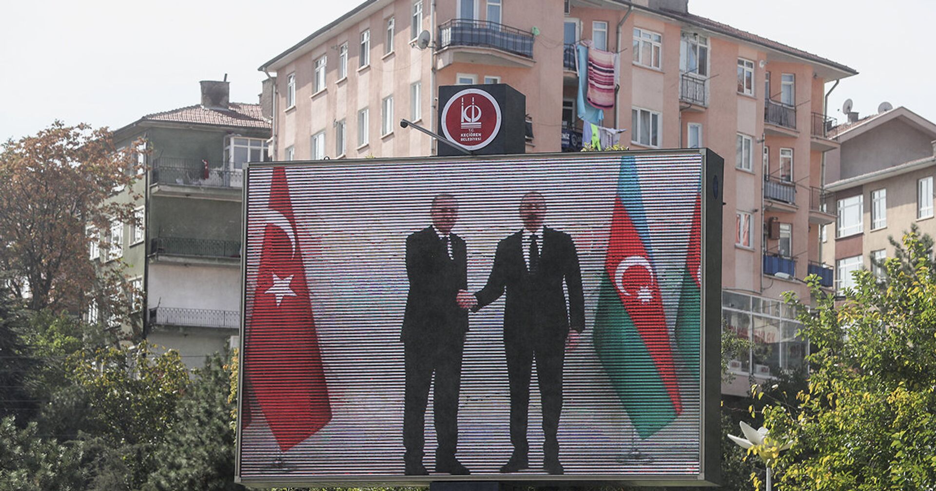 Президент Турции Реджеп Эрдоган и президентАзербайджана Ильхам Алиев на экране монитора в Анкаре - ИноСМИ, 1920, 12.11.2020