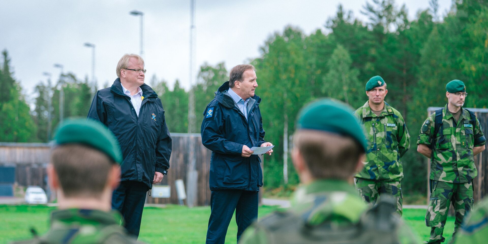 Министр обороны Швеции Петер Хультквист и премьер-министр Стефан Лёвен во время визита на базу ВМФ - ИноСМИ, 1920, 16.02.2023