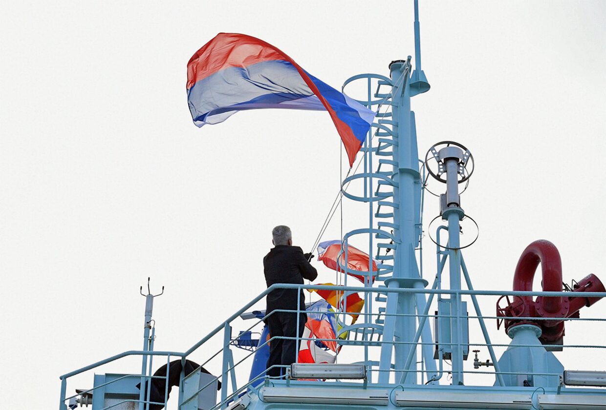 Подъем флага на российском атомном ледоколе Арктика
