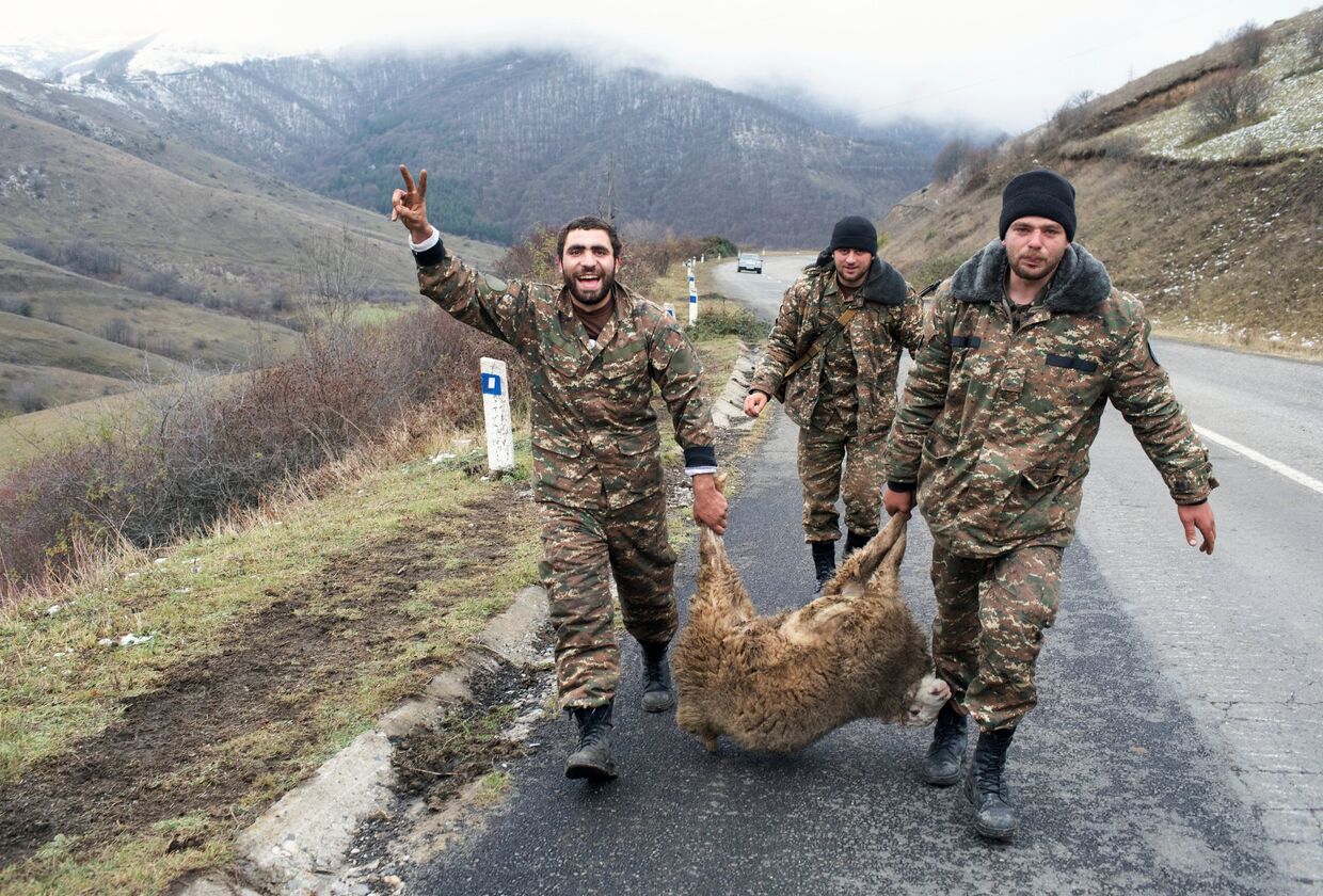 Ситуация в Нагорном Карабахе. Военнослужащие армии обороны Арцаха несут овцу в городе Лачин
