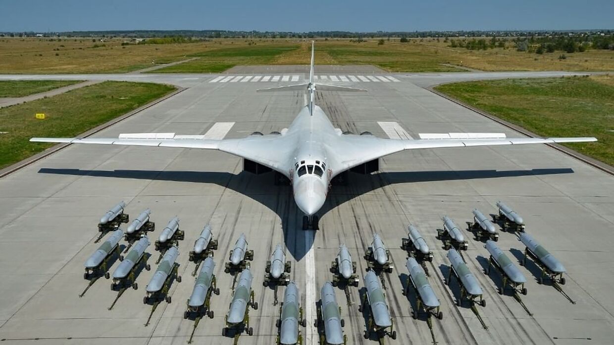 12 крылатых ракет серии Х-101/102 впереди и 12 крылатых ракет Х-55 позади них на фоне бомбардировщика Ту-160
