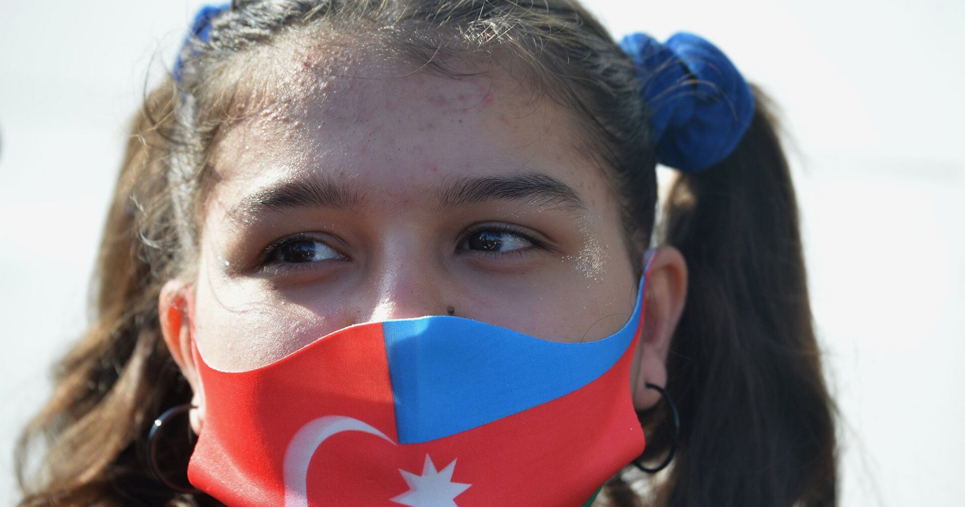 Азербайджан запретил. Девушка с флагом Арцаха. Кулак Турция Азербайджан.