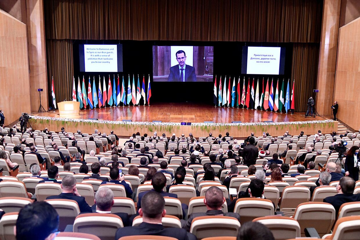 Президент Сирии Башар Асад выступает во время международной конференции по беженцам и внутренне перемещенным лицам в Дамаске