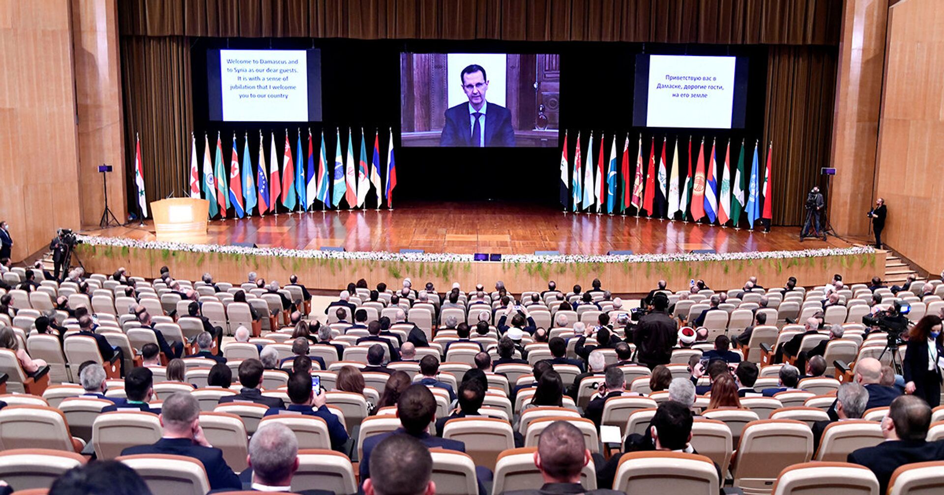 Президент Сирии Башар Асад выступает во время международной конференции по беженцам и внутренне перемещенным лицам в Дамаске - ИноСМИ, 1920, 16.11.2020