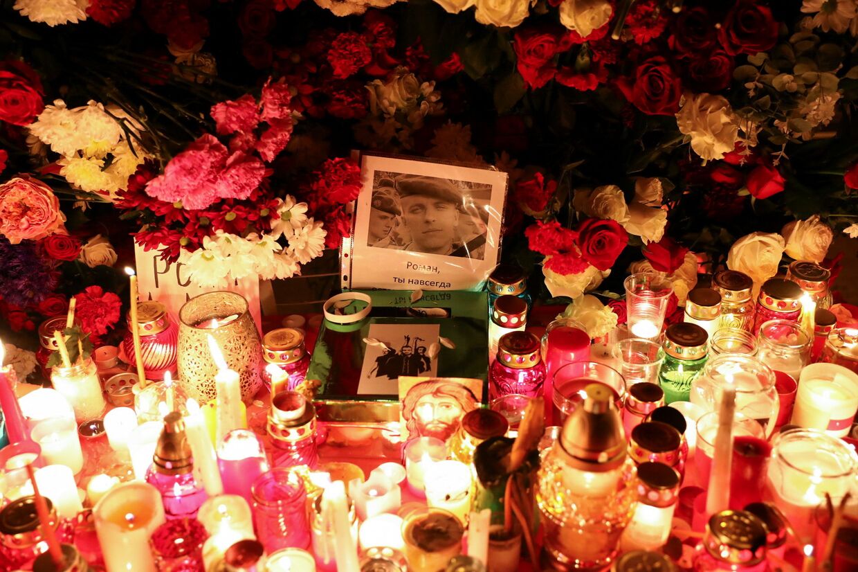 Свечи на акции памяти погибшего оппозиционного активиста Романа Бондаренко в Минске
