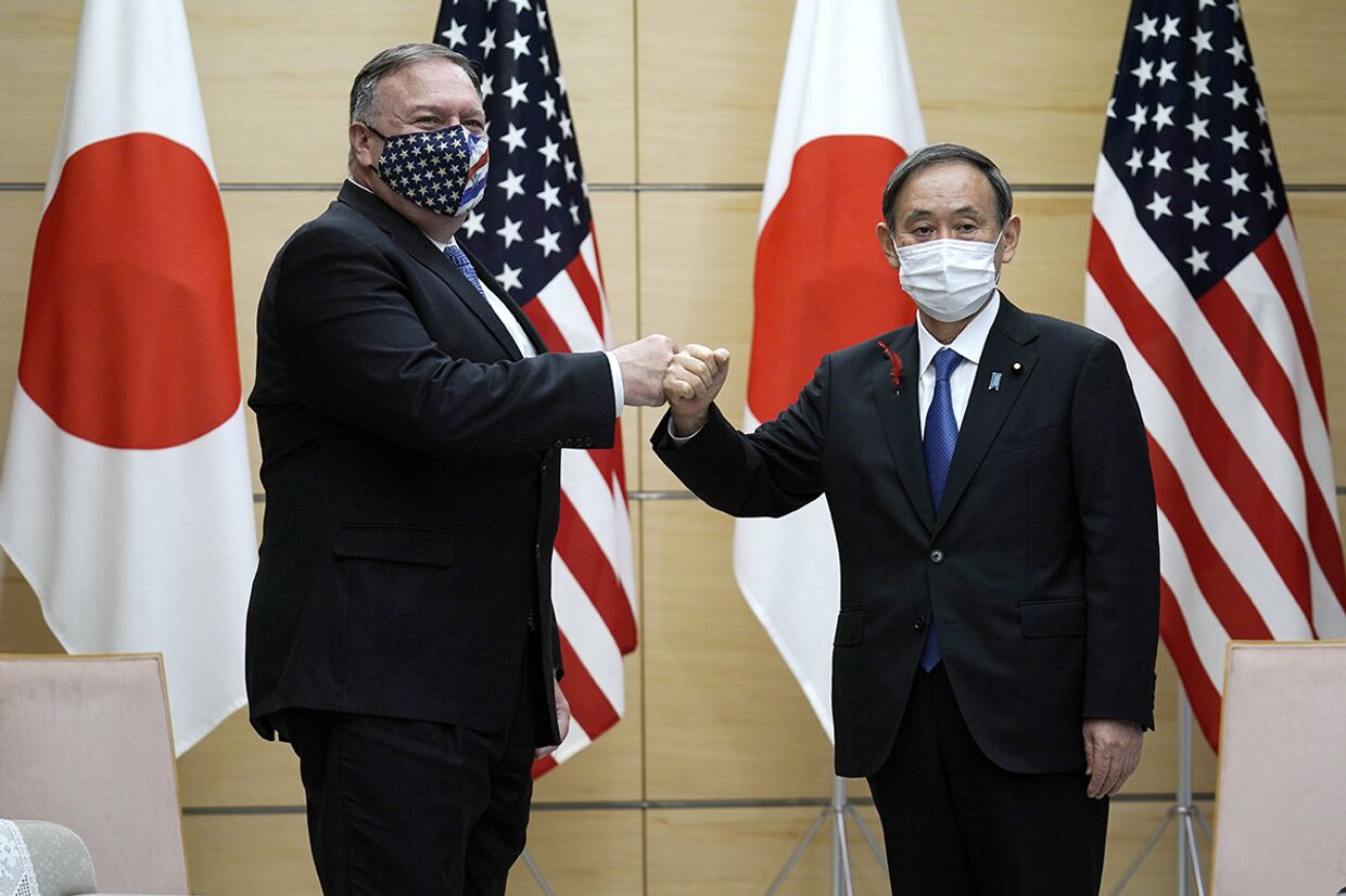 Премьер-министр Японии Есихидэ Суга и госсекретарь США Майк Помпео
